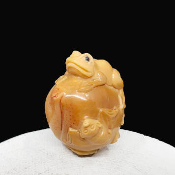 Rzeźba,Netsuke, Żabka i Nietoperz na Brzoskwini, 44/36 mm