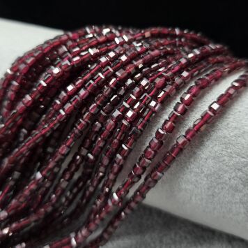 Granat Kostka 3,5 mm  Sznur 40cm