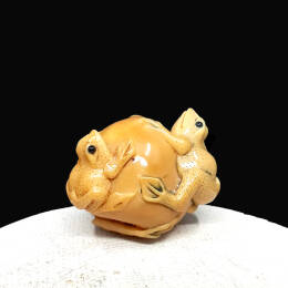 Rzeźba,Netsuke, Żabki na Brzoskwini, 46/35 mm